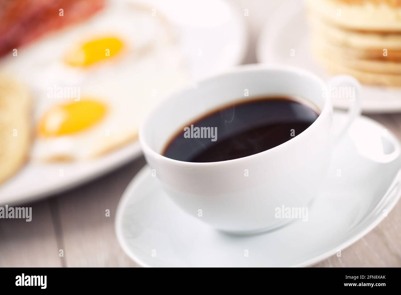 Café avec crêpes, bacon et œufs. Photo de haute qualité. Banque D'Images