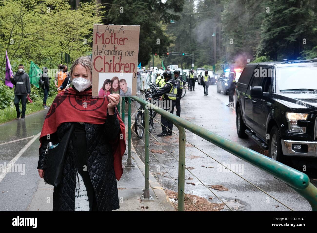 Vancouver, C.-B., Canada - le 03 mai 2021 : la rébellion contre l'extinction tient une pancarte sur le trottoir du parc Stanley lors d'une manifestation contre le climat Banque D'Images