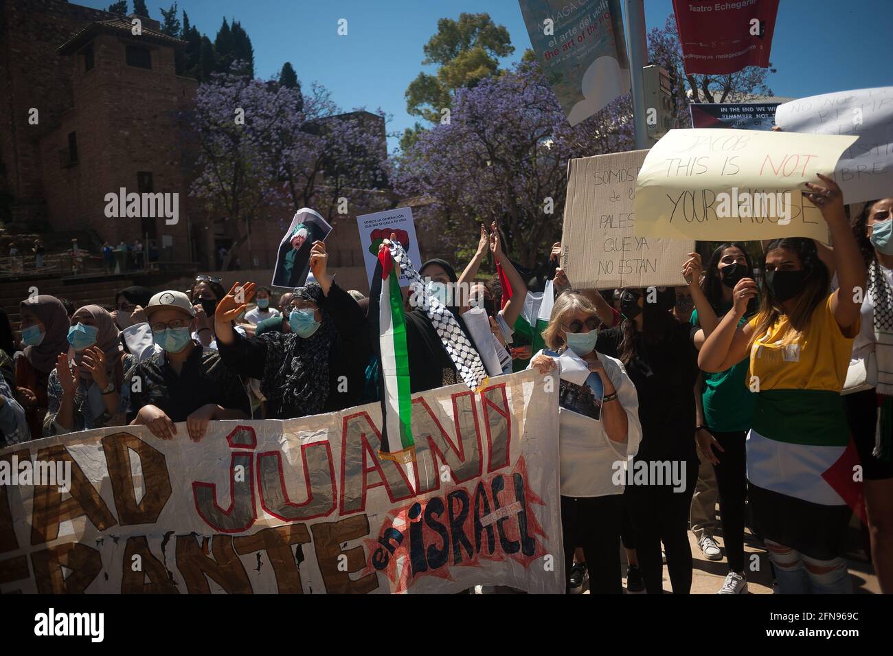 Les manifestants portant un masque facial sont vus tenir une grande bannière et des pancartes pendant qu'ils prennent part à une manifestation contre l'apartheid israélien et l'attaque armée à Gaza dans la rue Alcazabilla.plusieurs organisations en faveur de l'autodétermination de la Palestine exigent la fin des attentats à la bombe à Gaza et du génocide contre la population palestinienne. Après le bombardement de Gaza et les attaques violentes entre les forces de sécurité israéliennes et les Palestiniens à Jérusalem. Les manifestants ont également exigé la liberté de l'agent de santé espagnol Juana Sanchez, arbitrairement détenu et emprisonné par les forces israéliennes. (Photo de Jesus Merida/SOPA im Banque D'Images