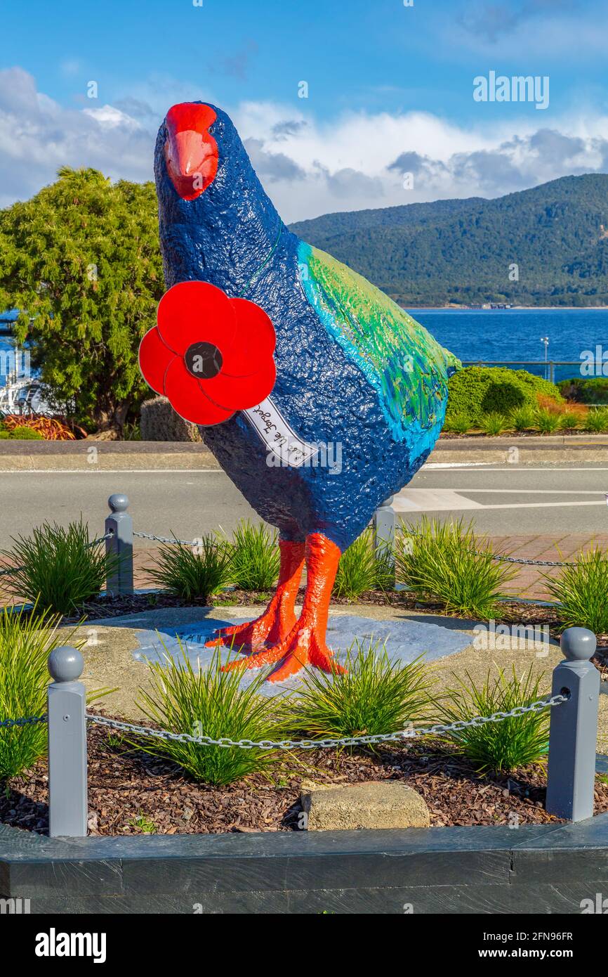 Te Anau, Nouvelle-Zélande. La sculpture de la ville d'un takahe, un oiseau indigène en voie de disparition sans vol. Un coquelicot rouge a été mis autour de son cou pour le jour d'Anzac Banque D'Images