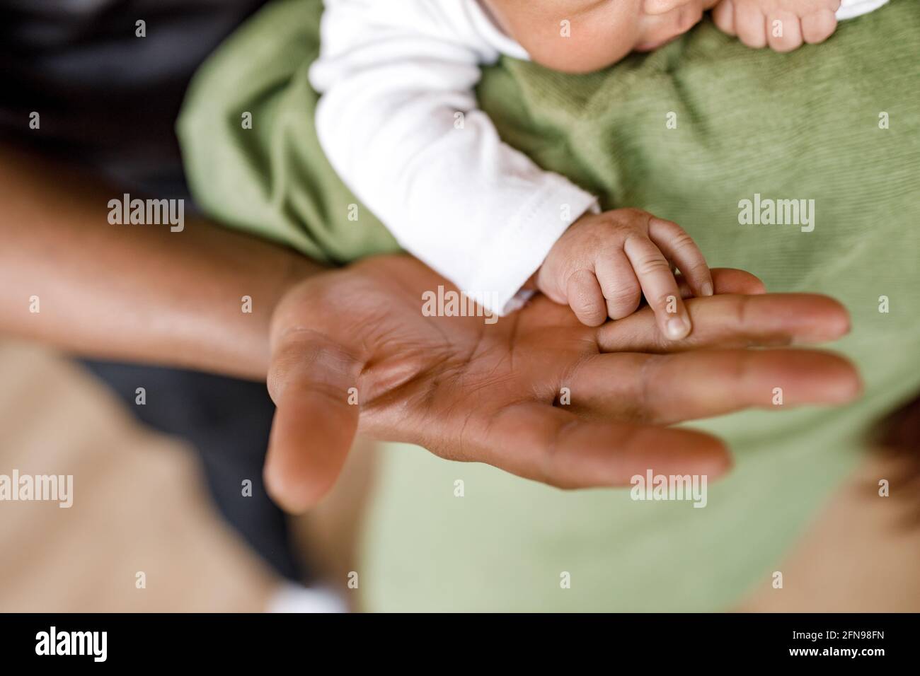 Petit Bebe Nouveau Ne Tient La Main De Afro American Papa Gros Plan Macro Un Moment Merveilleux Et Emouvant Le Concept De Soutien D Espoir D Amour Photo Stock Alamy