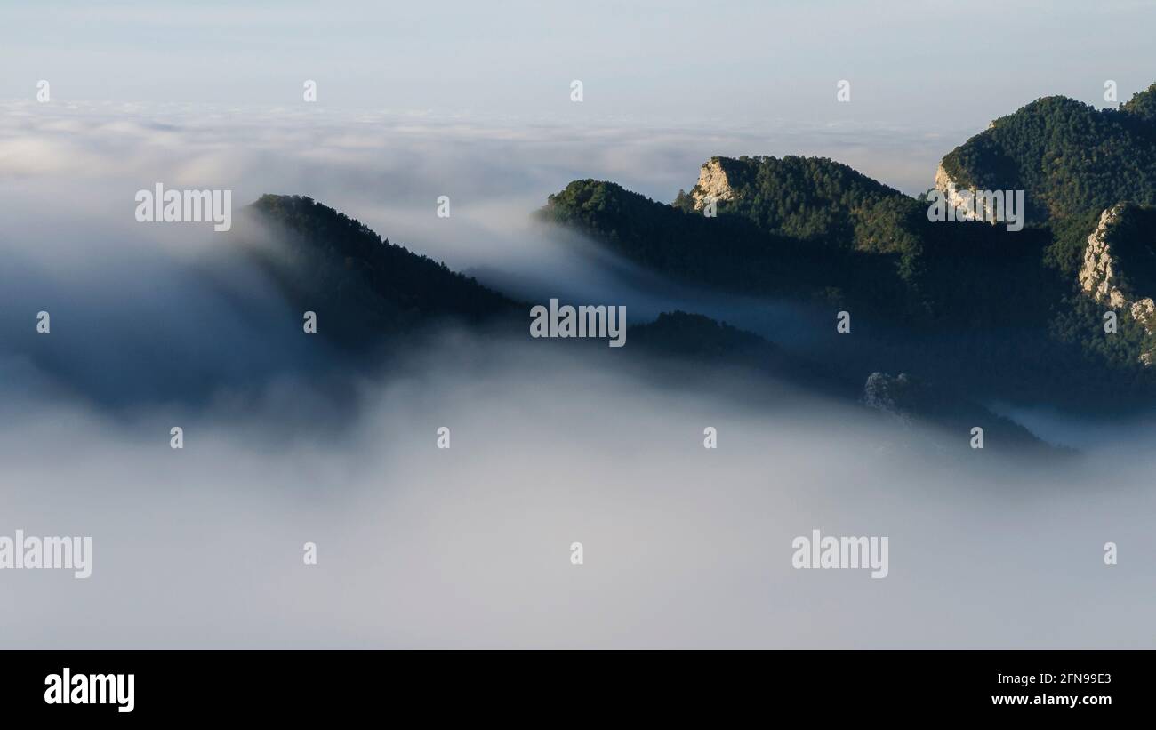 Serra de Queralt, entre brouillard le matin (Berguedà, Catalogne, Espagne, Pyrénées) ESP: Serra de Queralt, entre nieblas por la mañana (Berguedà) Banque D'Images