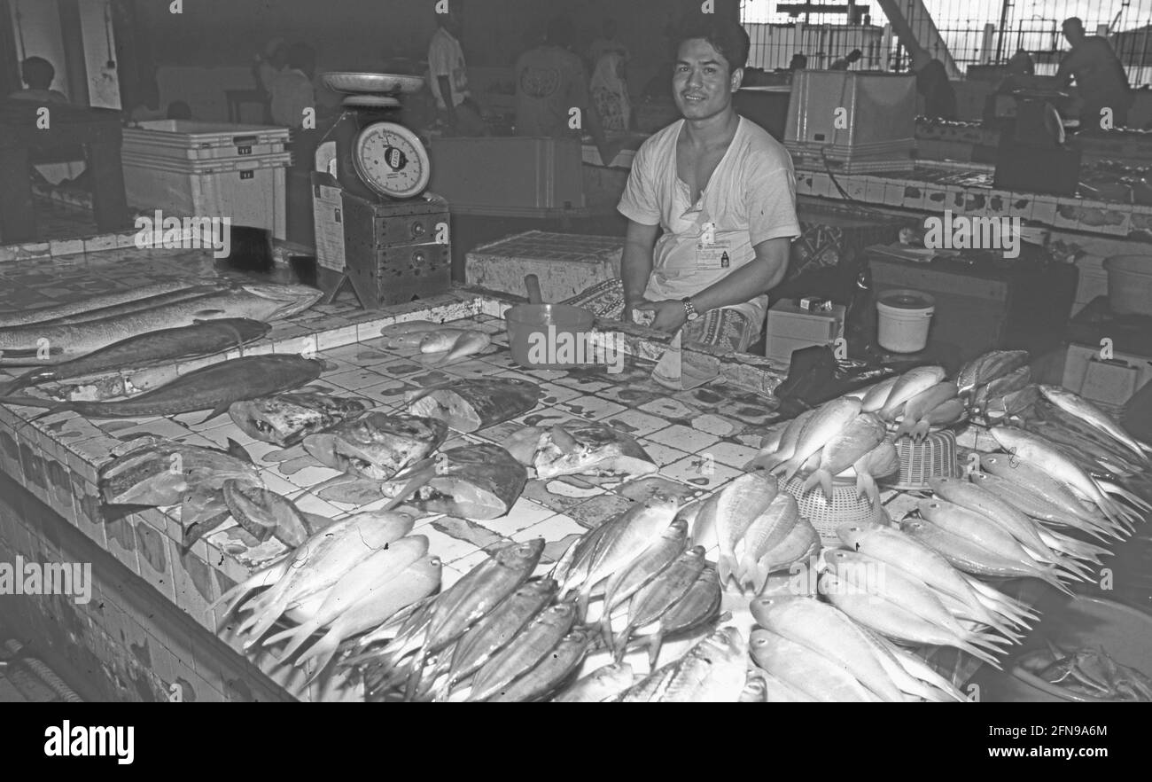 Malaisie: Un stand de poisson dans le marché de Kota Kinabalu à Sabah sur l'île de Bornéo Banque D'Images