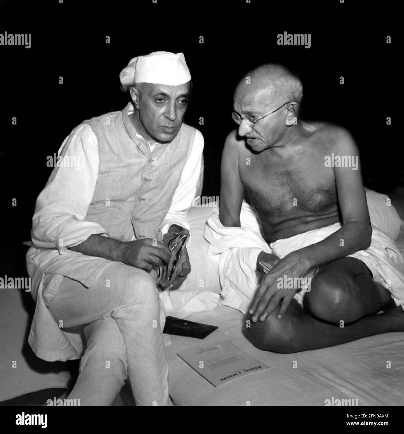 Nehru et Gandhi. Portrait du premier Premier ministre de l'Inde, Jawaharlal Nehru (1889-1964) avec Mahatma Gandhi en 1946 Banque D'Images