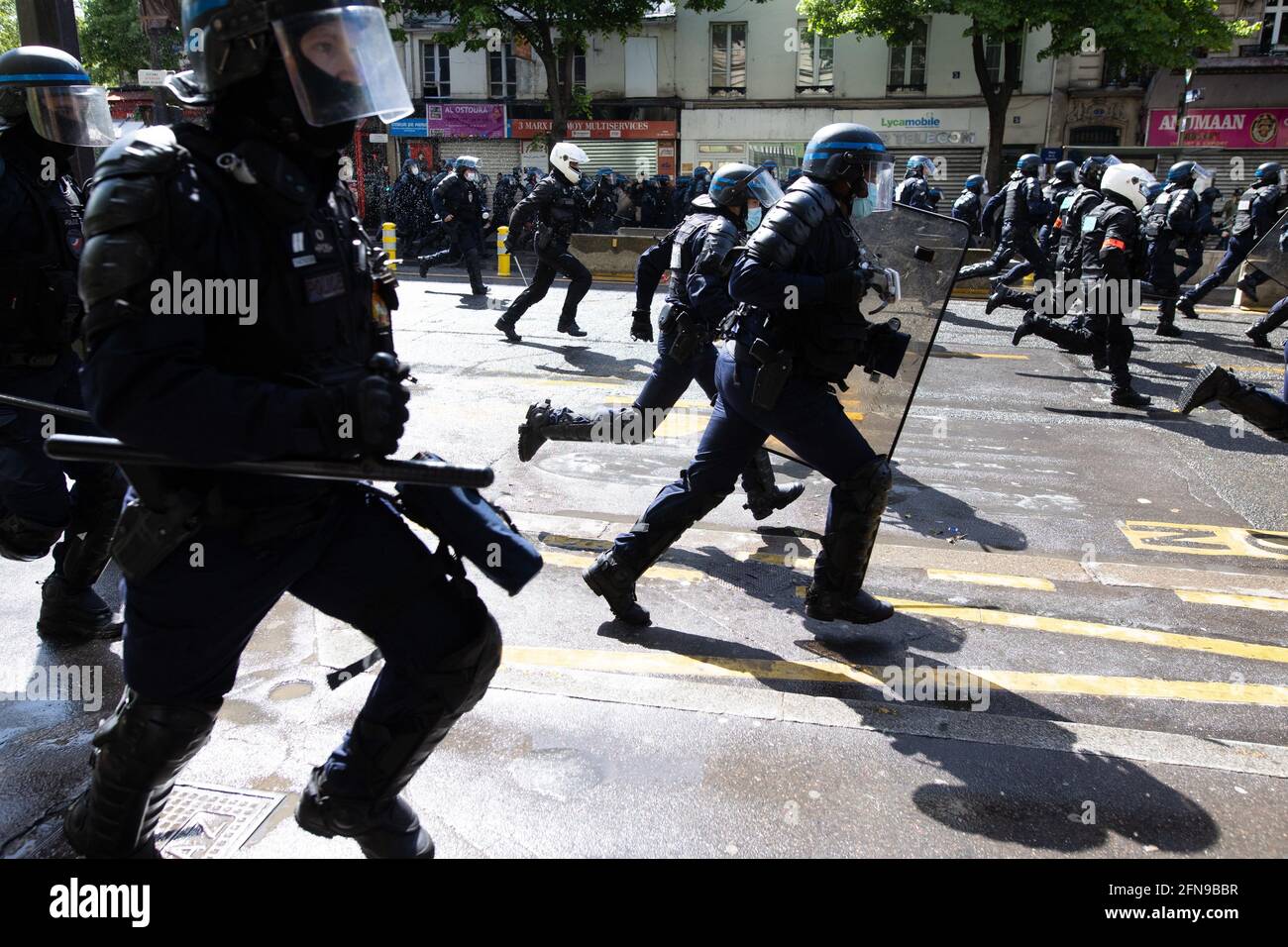 Les forces de police ont été inculpations lors d'une manifestation de solidarité avec les Palestiniens au sujet du conflit en cours avec Israël à Paris le 15 mai 2021. Les policiers ont utilisé des gaz lacrymogènes et des canons à eau à Paris pour tenter de disperser un rassemblement pro-palestinien tenu malgré une interdiction par les autorités, qui craignent une flambée de violence antisémite lors des pires combats entre Israël et le Hamas depuis des années. Des milliers de personnes ont convergé dans le quartier fortement immigré de Barbes, dans le nord de la capitale, défiant les ordres émis par des haut-parleurs que la marche était illégale. Photo de Raphael Lafargue/ABACAPRESS Banque D'Images