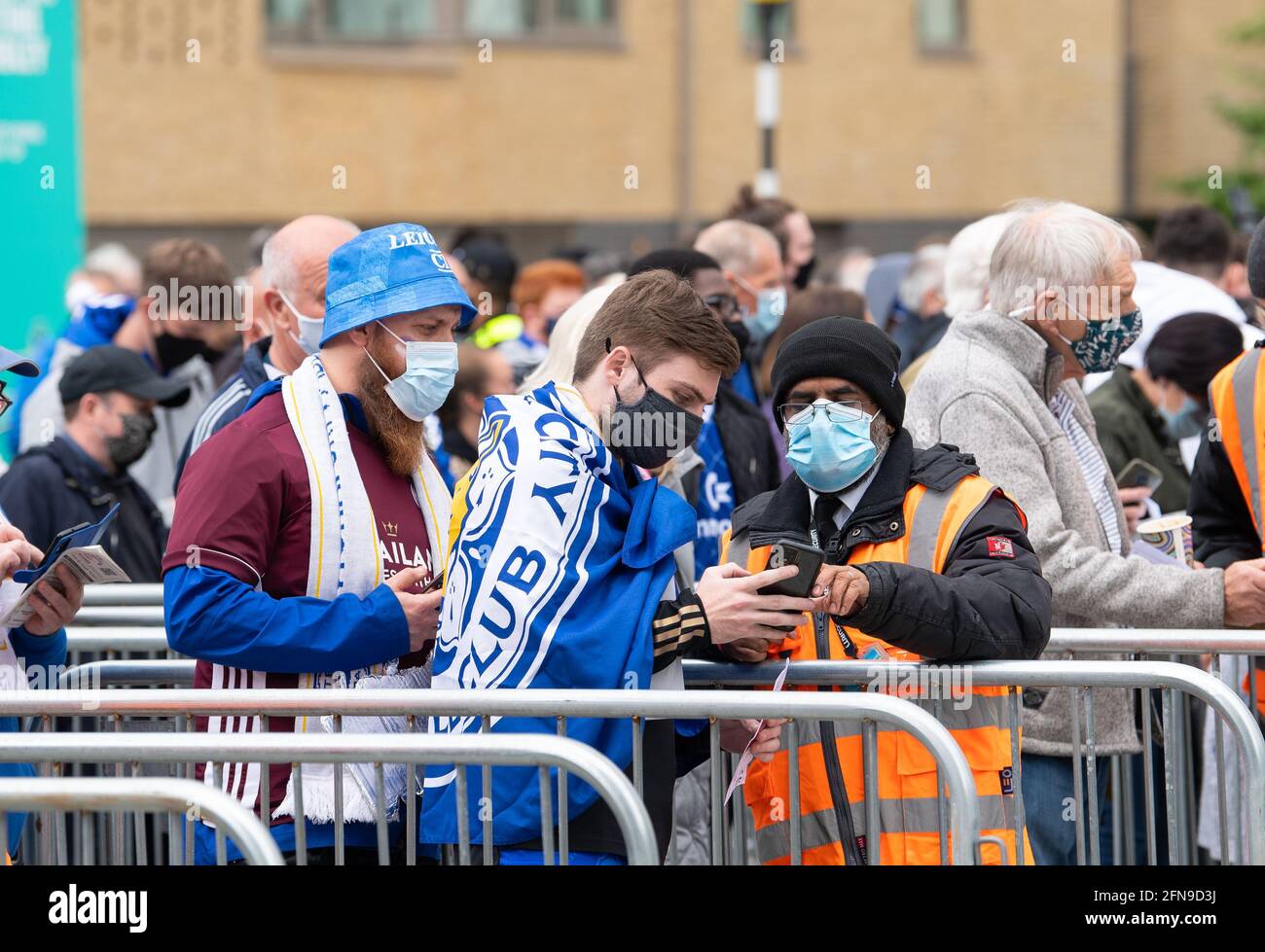 Londres, Royaume-Uni. 15 mai 2021. Les supporters se rendent à Wembley avant la finale de la coupe FA 2021 entre Chelsea au stade de Wembley, Londres, Angleterre, le 15 mai 2021. Photo par Andrew Aleksiejczuk/Prime Media Images. Crédit : Prime Media Images/Alamy Live News Banque D'Images