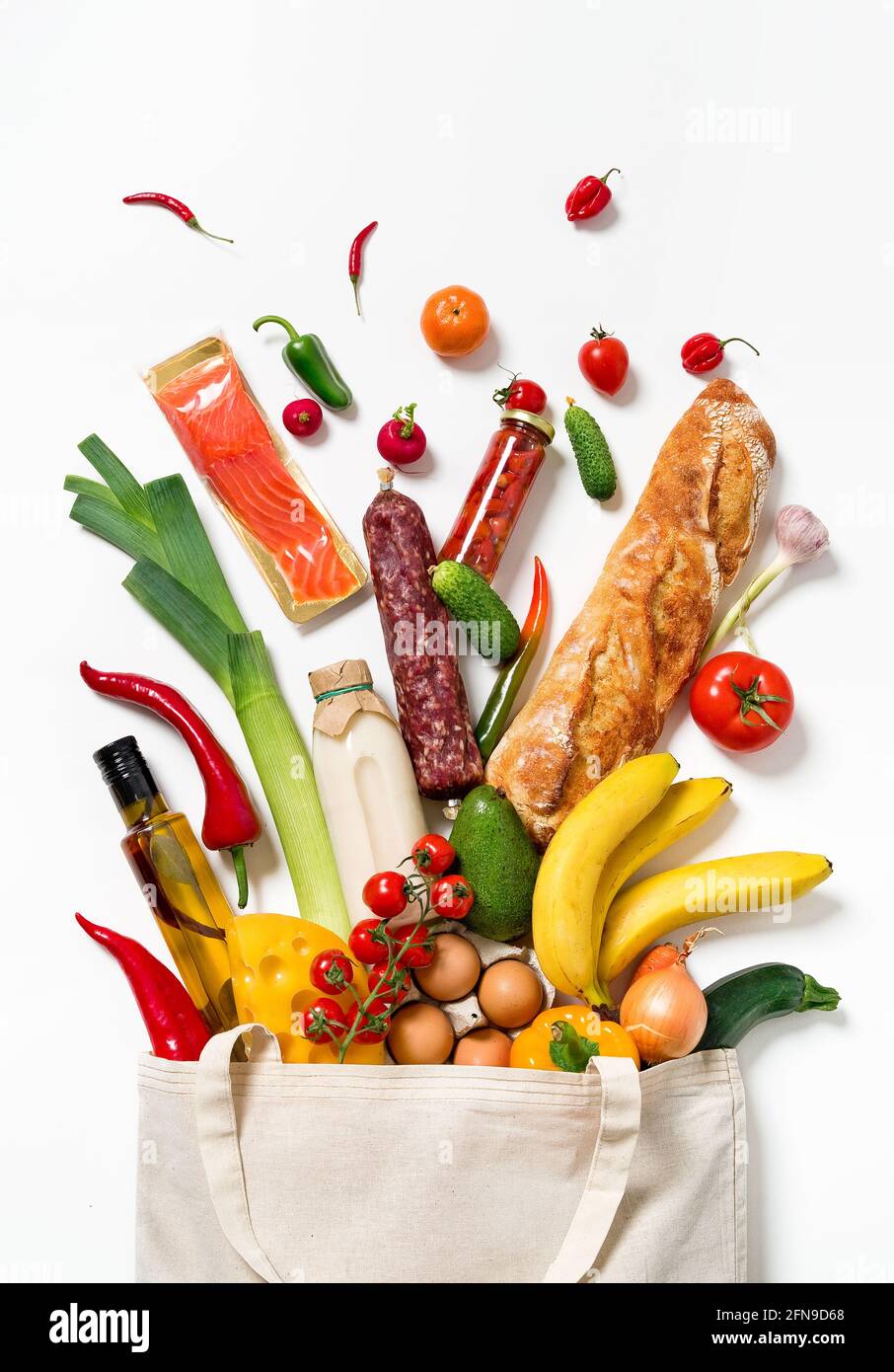 Sac d'épicerie avec fruits, légumes, pain, boissons en bouteille. Vue de dessus. Banque D'Images