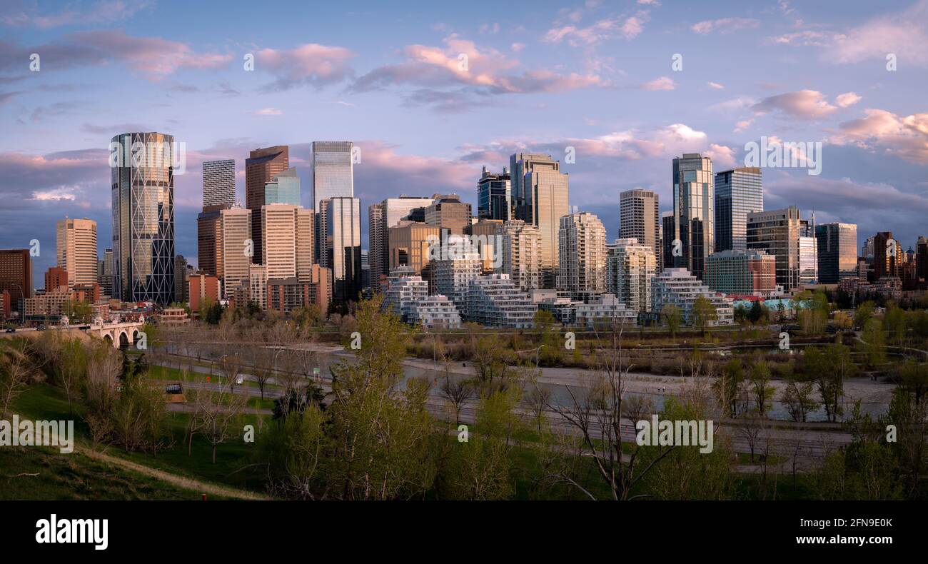 Image panoramique de l'horizon de Calgary au coucher du soleil en Alberta, Canada Banque D'Images