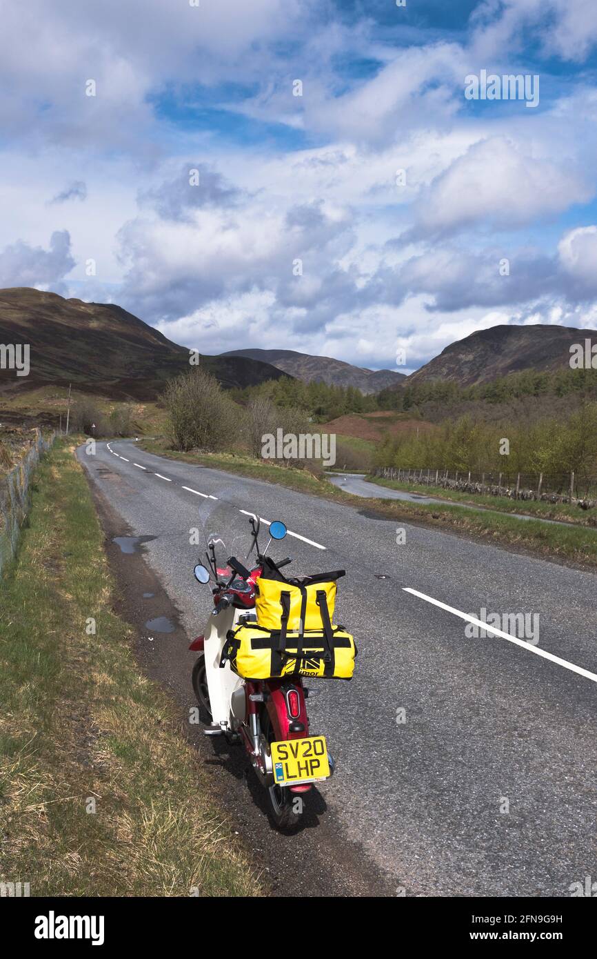 dh GLEN ALMOND PERTHSHIRE Honda C125 cub Motorcycle côté de route à Glen SMA Glenamande scottish glens Ecosse a822 Touring Motorbike Country uk Banque D'Images