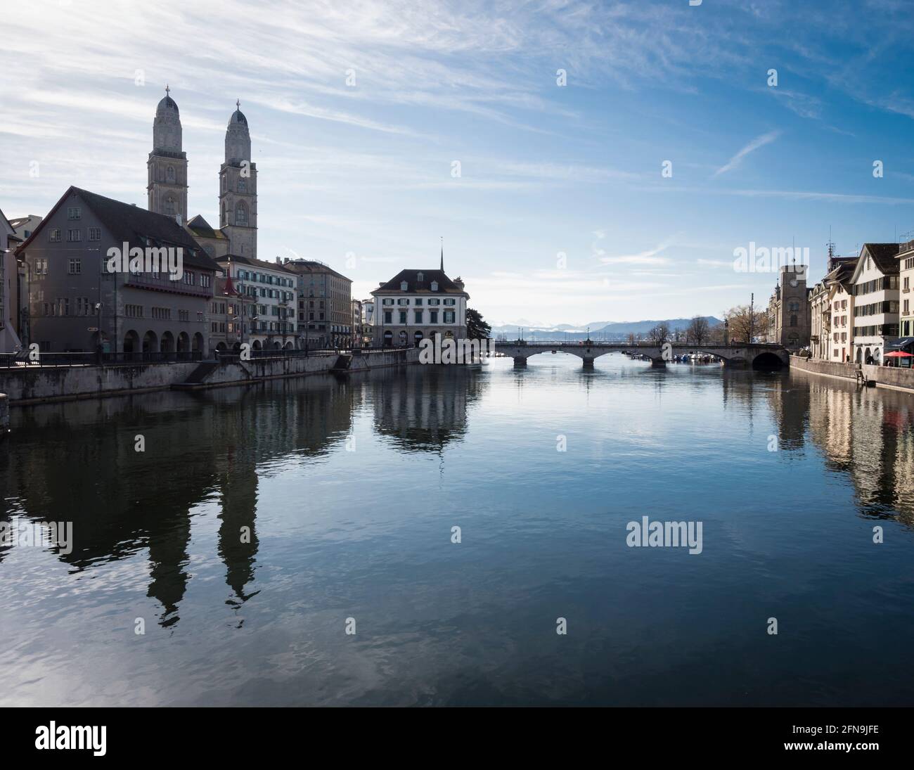 Front de mer de la rivière Limmat dans la vieille ville de Zurich, Suisse. Vue vers le sud en direction du lac et de la cathédrale de Grossmunster. Banque D'Images