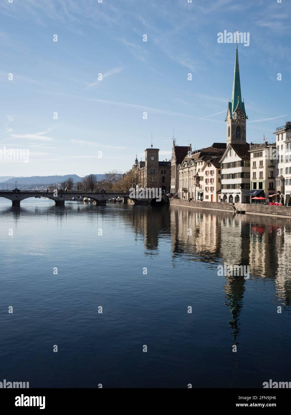 Front de mer de la rivière Limmat dans la vieille ville de Zurich, Suisse. Vue sud vers le lac et la cathédrale de Fraumunster Banque D'Images
