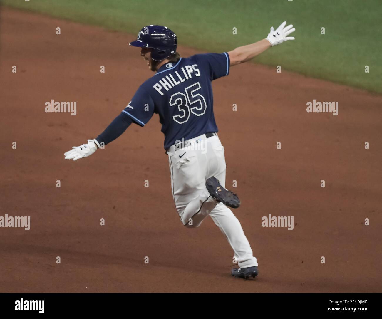 Saint-Pétersbourg, États-Unis. 15 mai 2021. Le Brett Phillips de Tampa Bay Rays fête ses célébrations après avoir battu le single RBI à pied pour battre les New York mets 3-2 lors d'un match de baseball au Tropicana Field à Saint-Pétersbourg, en Floride, le vendredi 14 mai 2021. Photo de Steven J. Nesius/UPI crédit: UPI/Alamy Live News Banque D'Images