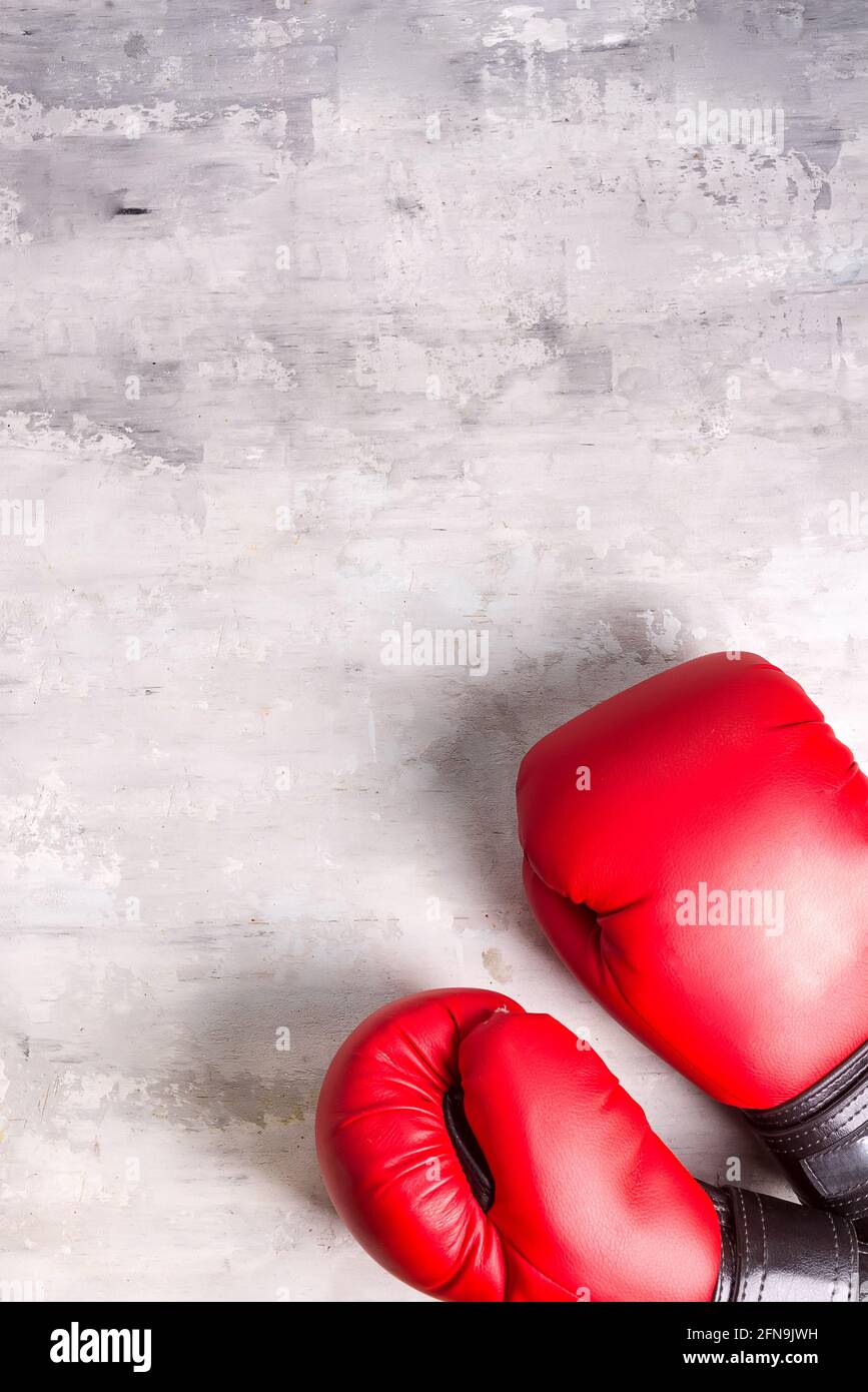 Paire de gants de boxe rouges sur fond gris, Banque D'Images