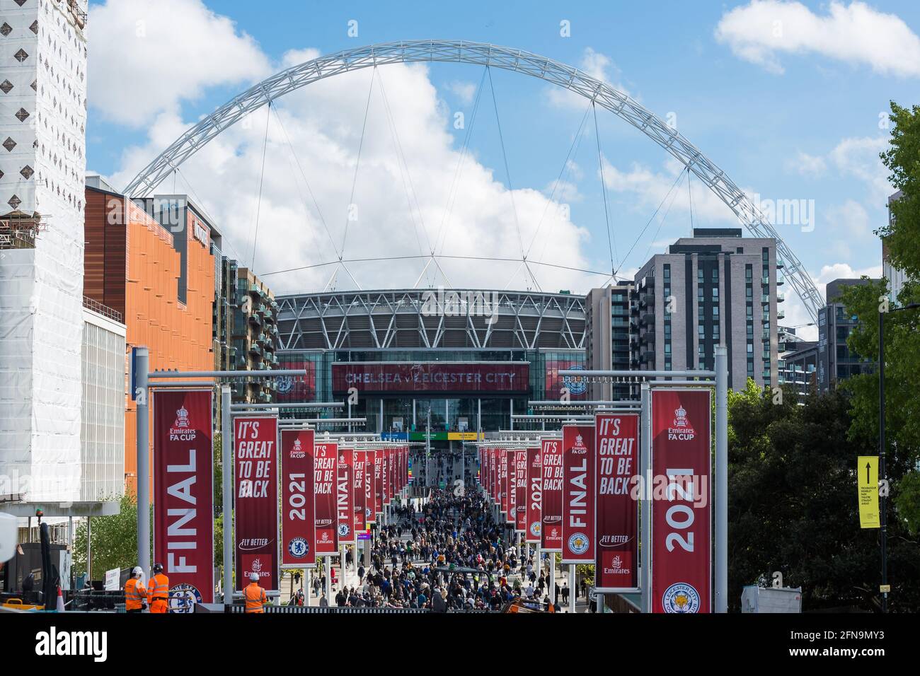 Stade Wembley, Wembley Park, Royaume-Uni. 15 mai 2021. Les fans de football remplissent Olymoic Way lorsqu'ils arrivent pour la finale de la coupe Emirates FA entre Chelsea et Leicester City au stade Wembley. 21,000 fans doivent assister au match, le plus grand nombre de spectateurs à un événement sportif depuis plus d'un an en raison de la pandémie de coronavirus. Crédit: amanda rose/Alamy Live News Banque D'Images