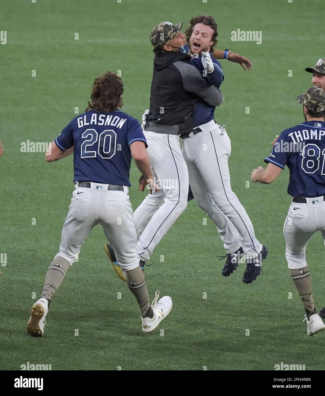 Saint-Pétersbourg, États-Unis. 15 mai 2021. Tyler Glasnnow (20) et Ryan Thomspn (81) de Tampa Bay Rays se disputent la fête tandis que Francisco Mejia embrasse Brett Phillips après son single RBI pour battre les mets de New York 3-2 lors d'un match de baseball au Tropicana Field à Saint-Pétersbourg, en Floride, le vendredi 14 mai 2021. Photo de Steven J. Nesius/UPI crédit: UPI/Alamy Live News Banque D'Images