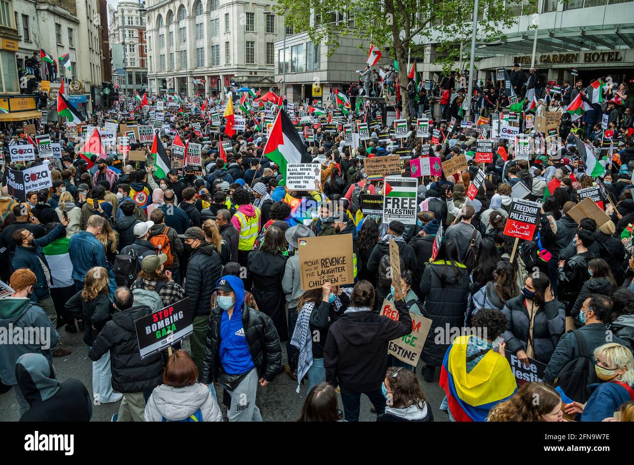 Londres, Royaume-Uni. 15 mai 2021. Une manifestation pro palestinienne commence à Hyde Park Corner et se dirige vers l'ambassade israélienne à Knightsbridge. Le peuple s'oppose aux derniers plans d'Israël visant à déplacer les résidents palestiniens de Jérusalem et au conflit qui en résulte dans la région. Crédit : Guy Bell/Alay Live News Banque D'Images