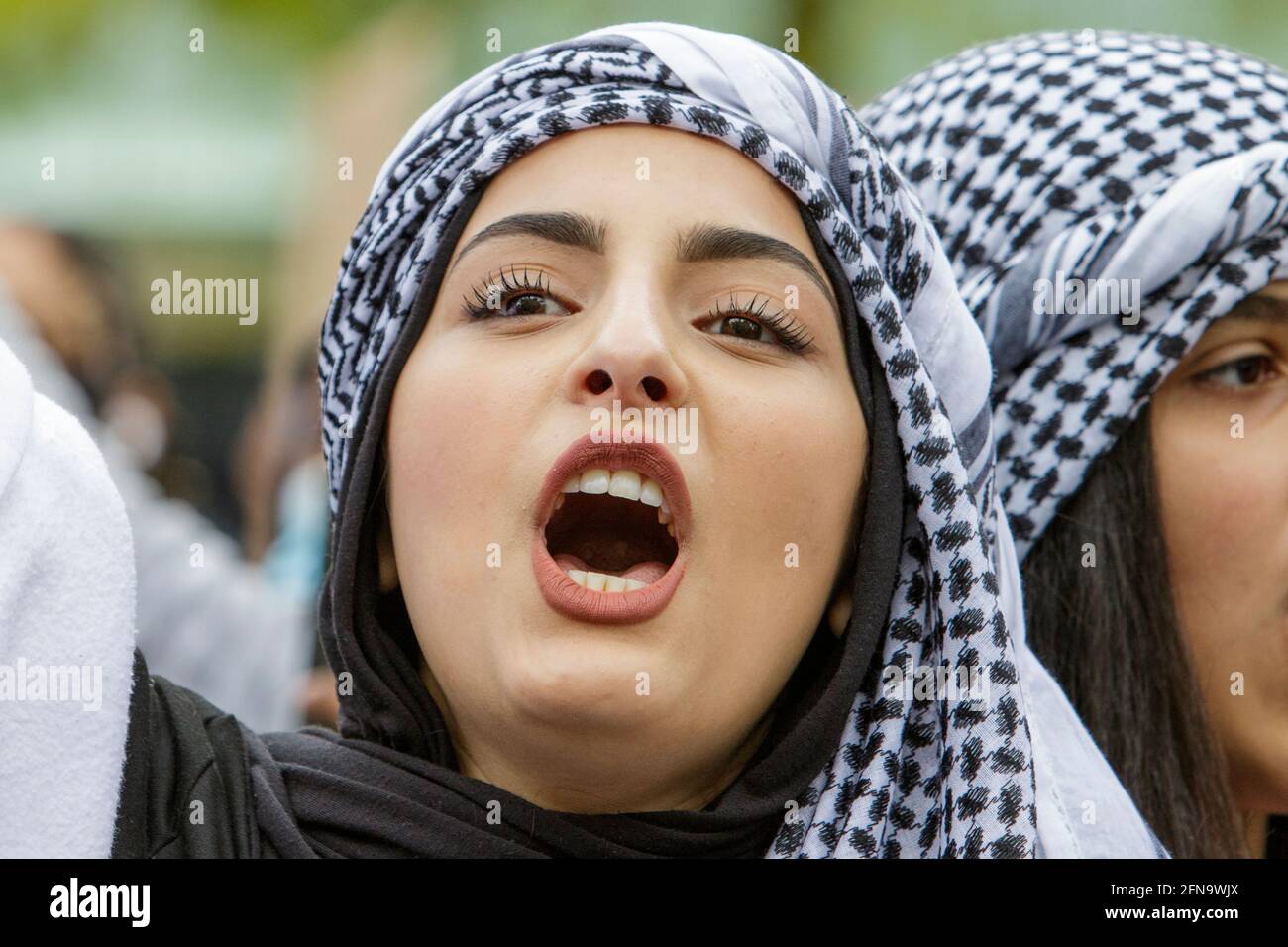 Bristol, Royaume-Uni. 15 mai 2021. Les partisans pro-palestiniens sont photographiés alors qu'ils défilent à Bristol dans une marche de protestation pour montrer leur solidarité avec le peuple palestinien. La marche de protestation et le rassemblement ont été organisés pour permettre aux gens de manifester leur soutien et leur solidarité avec le peuple palestinien après 73 ans de Nakba et pour protester contre les récentes actions d'Israël à Gaza. Credit: Lynchpics/Alamy Live News Banque D'Images