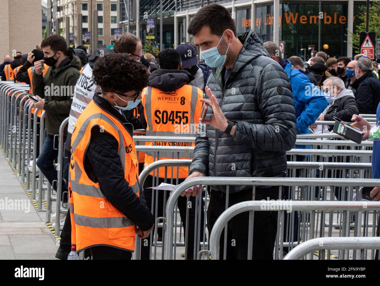 Londres, Royaume-Uni. 15 mai 2021. Les fans de Chelsea et de Leicester arrivent au stade Wembley avant la finale de la coupe FA. Les fans doivent montrer un test de covid négatif avant d'entrer dans le stade. North West London, Royaume-Uni. 15 mai 2021 crédit: Martin Evans/Alay Live News Banque D'Images