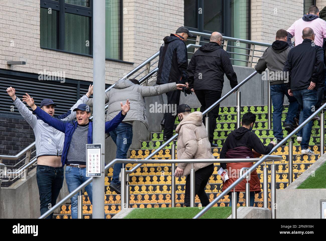 Londres, Royaume-Uni. 15 mai 2021. Les fans de Chelsea et de Leicester arrivent au stade Wembley avant la finale de la coupe FA. Les fans doivent montrer un test de covid négatif avant d'entrer dans le stade. North West London, Royaume-Uni. 15 mai 2021 crédit: Martin Evans/Alay Live News Banque D'Images