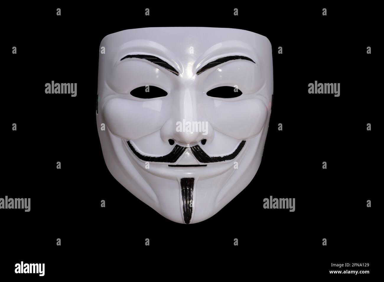 Masque anonyme isolé sur fond noir. Photo de haute qualité Banque D'Images
