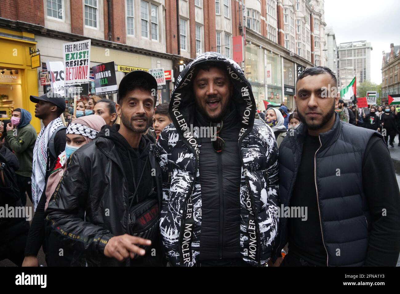 Londres, Royaume-Uni. 15 mai 2021. Manifestation en faveur de Gaza et de la Palestine à Kensington High Street. Kensington High Street a fermé ses portes pour accueillir des manifestations en faveur de Gaza et de la Palestine. Des manifestants occupaient des échafaudages devant les boutiques. Les Juifs de Neturei Karta qui s'opposent au sionisme y ont assisté. Crédit : Peter Hogan/Alay Live News Banque D'Images