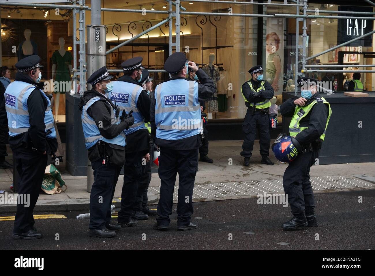 Londres, Royaume-Uni. 15 mai 2021. Manifestation en faveur de Gaza et de la Palestine à Kensington High Street. Kensington High Street a fermé ses portes pour accueillir des manifestations en faveur de Gaza et de la Palestine. Des manifestants occupaient des échafaudages devant les boutiques. Les Juifs de Neturei Karta qui s'opposent au sionisme y ont assisté. Crédit : Peter Hogan/Alay Live News Banque D'Images