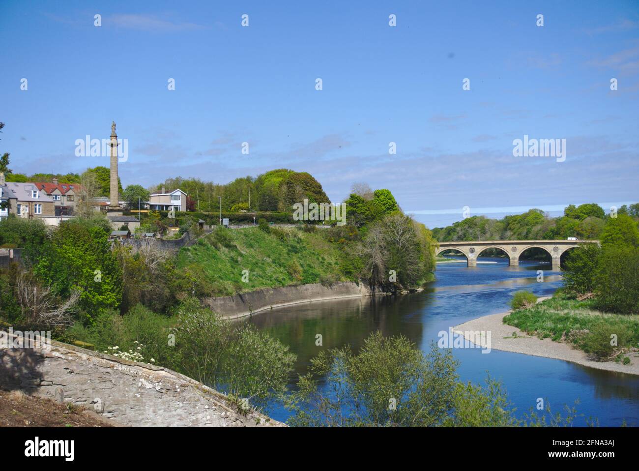 Vue sur la rivière Tweed depuis Henderson Park, Coldstream, Scottish Borders, avec le pont Coldstream et le Monument Marjoribanks en arrière-plan. Banque D'Images