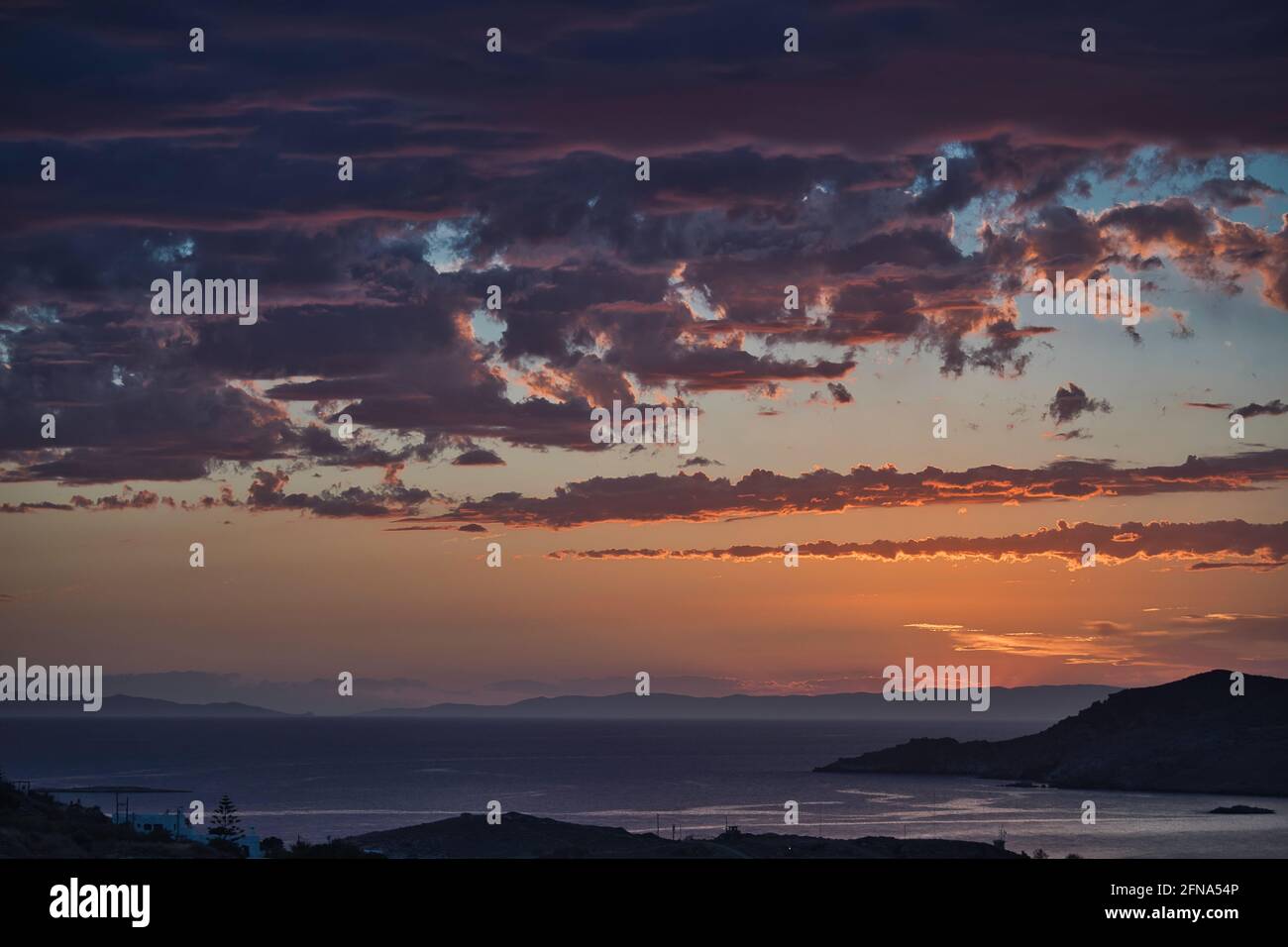 Orange Sunset avec Horizon et Cloudscape. Image de stock Banque D'Images