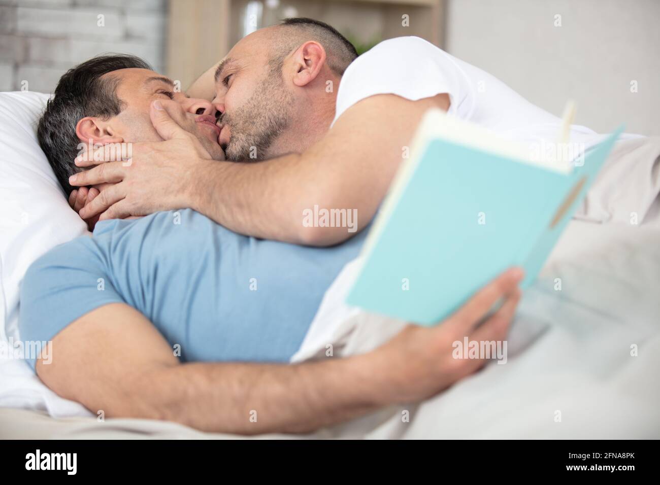 Couple gay au lit homme Banque de photographies et d'images à haute  résolution - Alamy
