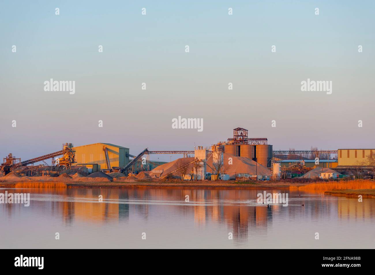 Usine de gravier et de granulats à Cliffe pools, sur la rive sud de la Tamise. Près de Lower Higham Kent Banque D'Images