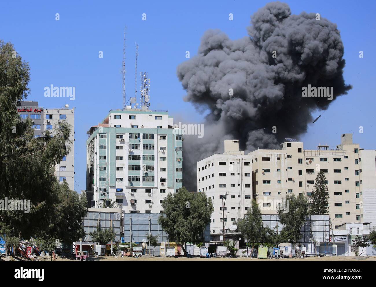Gaza, Gaza. 15 mai 2021. De la fumée s'échappe qu'une bombe aérienne a été déposée dans la tour Jala lors d'une frappe aérienne israélienne dans la ville de Gaza samedi 15 mai 2021. Dans la ville de Gaza. L'attaque a eu lieu environ une heure après que l'armée israélienne ait ordonné au peuple d'évacuer le bâtiment, qui abritait également Al-Jazira et un certain nombre de bureaux et d'appartements. Il n'y avait pas d'explication immédiate pour la raison pour laquelle le bâtiment était visé. Photo par Ahmad Zaqut/UPI crédit: UPI/Alamy Live News Banque D'Images