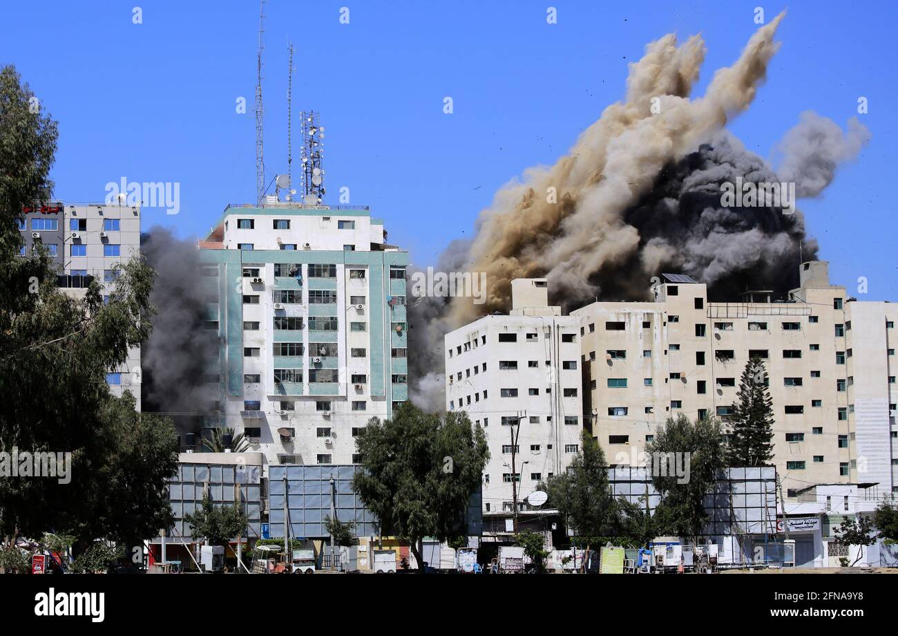 Gaza, Gaza. 15 mai 2021. De la fumée s'échappe qu'une bombe à air a été déposée dans la tour Jala lors d'une frappe aérienne israélienne dans la ville de Gaza samedi, le samedi 15 mai 2021 à Gaza. L'attaque a eu lieu environ une heure après que l'armée israélienne ait ordonné au peuple d'évacuer le bâtiment, qui abritait également Al-Jazira et un certain nombre de bureaux et d'appartements. Il n'y avait pas d'explication immédiate pour la raison pour laquelle le bâtiment était visé. Photo par Ahmad Zaqut/UPI crédit: UPI/Alamy Live News Banque D'Images