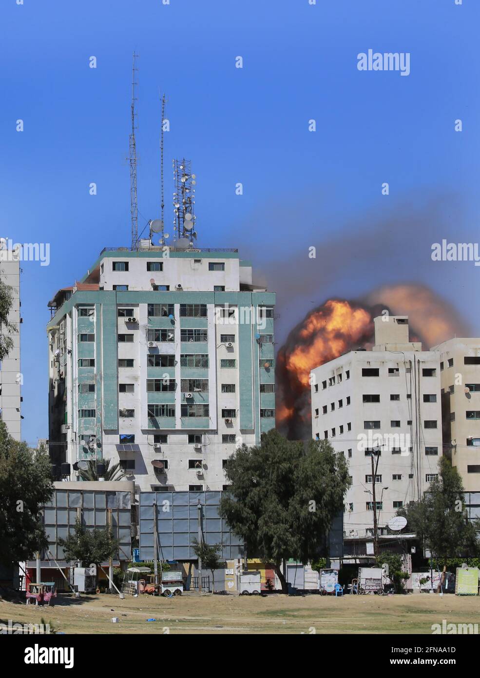 Gaza, Gaza. 15 mai 2021. Une balle de feu éclate dans un bâtiment abritant divers médias internationaux, dont l'Associated Press, après une frappe aérienne israélienne le samedi 15 mai 2021 dans la ville de Gaza. L'attaque a eu lieu environ une heure après que l'armée israélienne ait ordonné au peuple d'évacuer le bâtiment, qui abritait également Al-Jazira et un certain nombre de bureaux et d'appartements. Il n'y avait pas d'explication immédiate pour la raison pour laquelle le bâtiment était visé. Photo par Ahmad Zaqut/UPI crédit: UPI/Alamy Live News Banque D'Images