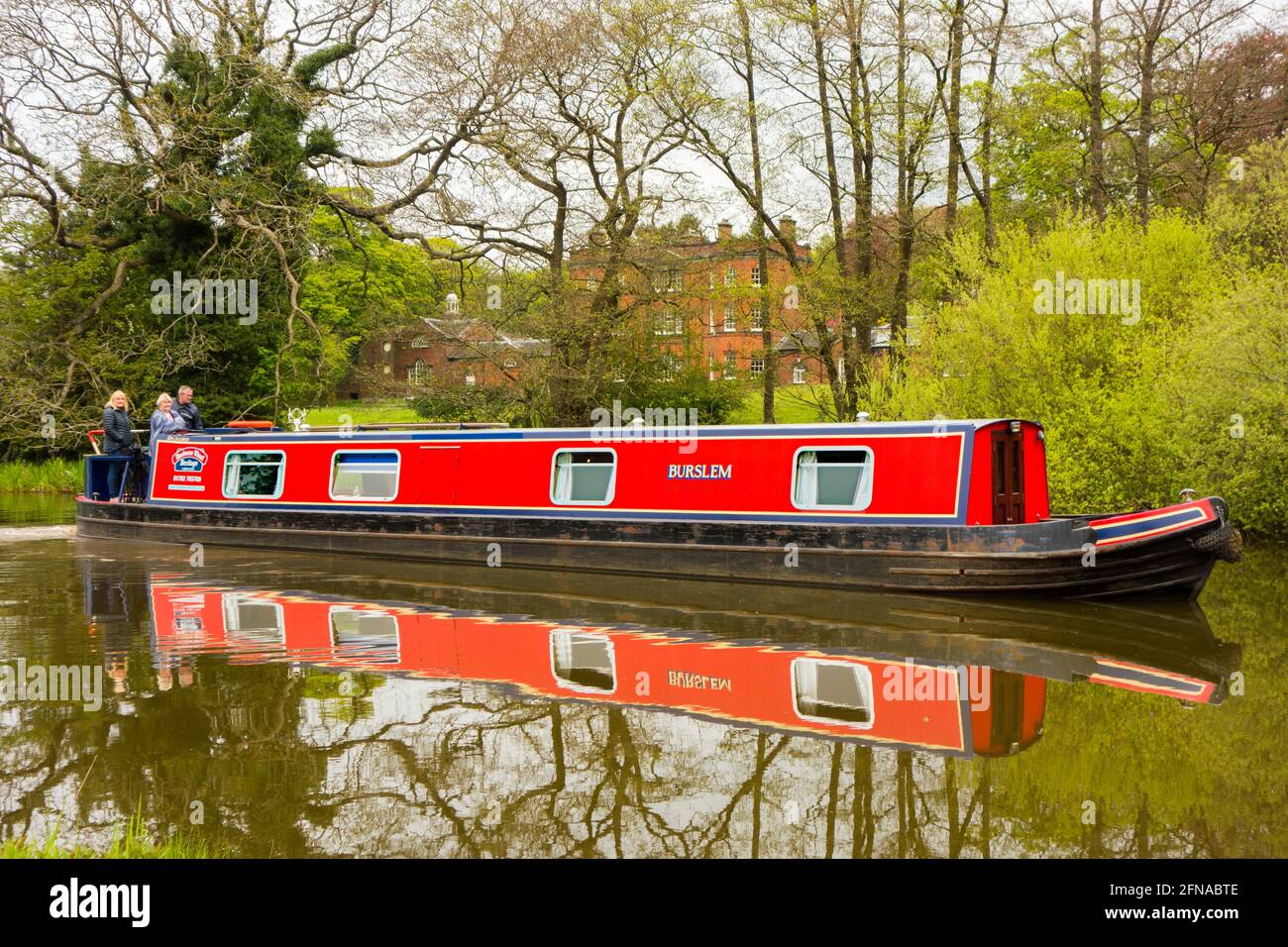 Personnes sur un canal de narrowboat sur le canal de Macclesfield à Étrange Rode Scholar Green Cheshire Banque D'Images