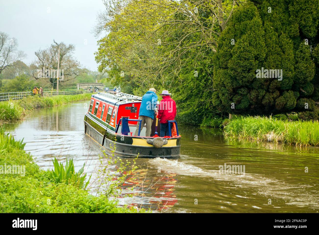 Personnes sur un canal de narrowboat sur le canal de Macclesfield à Étrange Rode Scholar Green Cheshire Banque D'Images