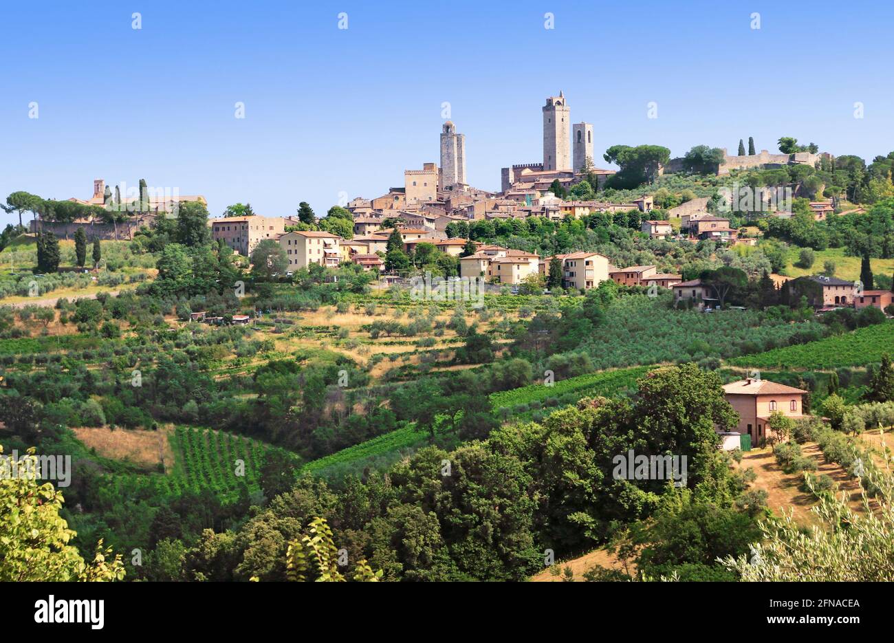 La petite ville touristique de San Gimignano et ses célèbres tours dans le pays sienois. Toscane. Italie. Banque D'Images