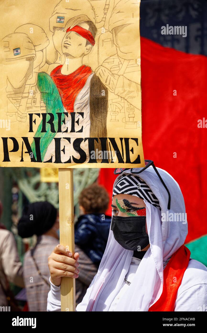 Turin, Italie. 15 mai 2021. Un manifestant pacifique à la couleur du drapeau palestinien tient un écriteau « Palestine libre » lors d'une manifestation en solidarité avec la Palestine. Credit: MLBARIONA/Alamy Live News Banque D'Images