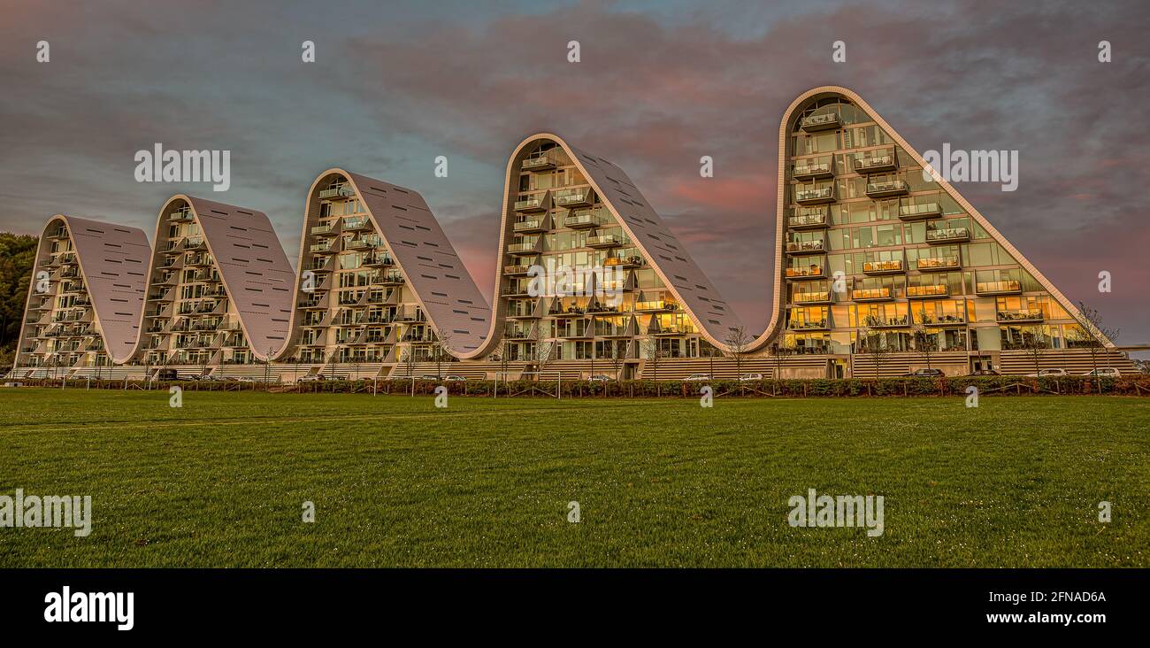 Une vue panoramique de la vague dans la lumière du soleil du soir avec copyspace sur l'herbe verte, Vejle, Danemark, 10 mai 2021 Banque D'Images