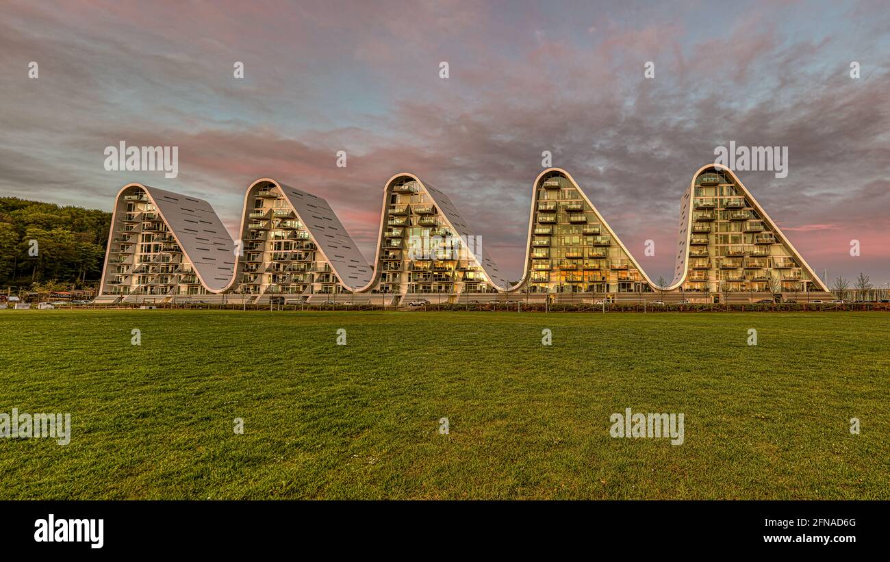Une vue panoramique de la vague dans la lumière du soleil du soir avec copyspace sur l'herbe verte, Vejle, Danemark, 10 mai 2021 Banque D'Images