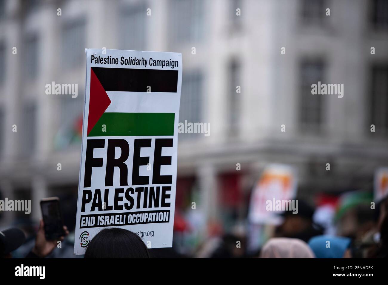 Londres, Royaume-Uni. 15 mai 2021. Les manifestants défilent à l'ambassade israélienne de Londres, en solidarité avec la Palestine, car de nombreuses villes israéliennes sont en conflit entre le peuple juif et le peuple arabe. Crédit: Loredana Sangiuliano/Alamy Live News Banque D'Images