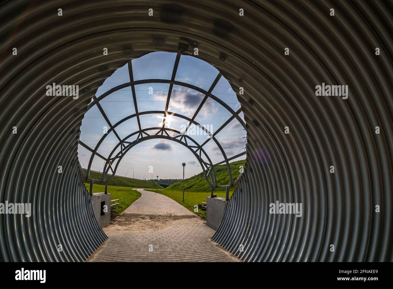 sentier de tunnel rond sur fond bleu ciel Banque D'Images