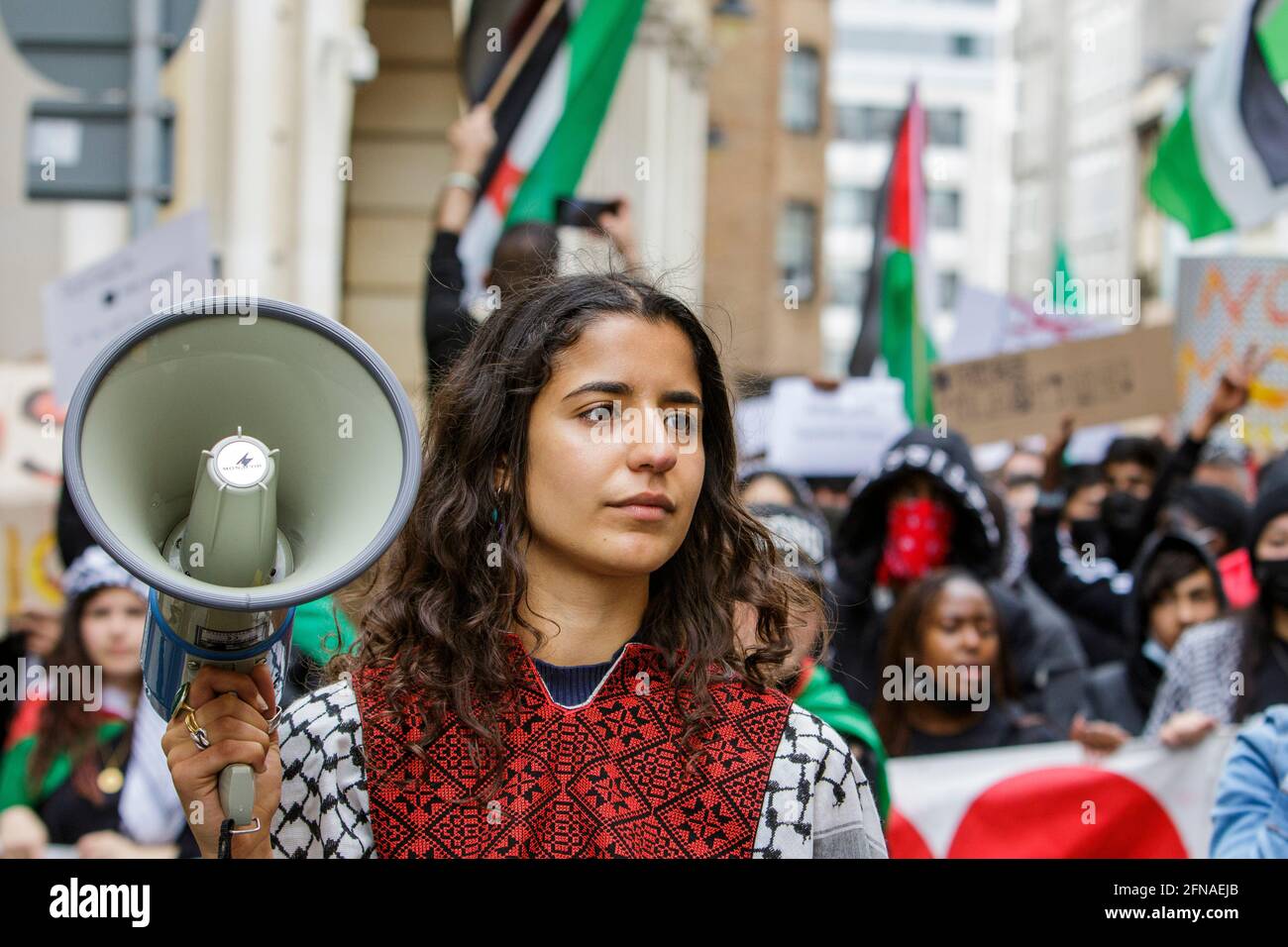 Bristol, Royaume-Uni. 15 mai 2021. Les partisans pro-palestiniens sont photographiés alors qu'ils défilent à Bristol dans une marche de protestation pour montrer leur solidarité avec le peuple palestinien. La marche de protestation et le rassemblement ont été organisés pour permettre aux gens de manifester leur soutien et leur solidarité avec le peuple palestinien après 73 ans de Nakba et pour protester contre les récentes actions d'Israël à Gaza. Credit: Lynchpics/Alamy Live News Banque D'Images