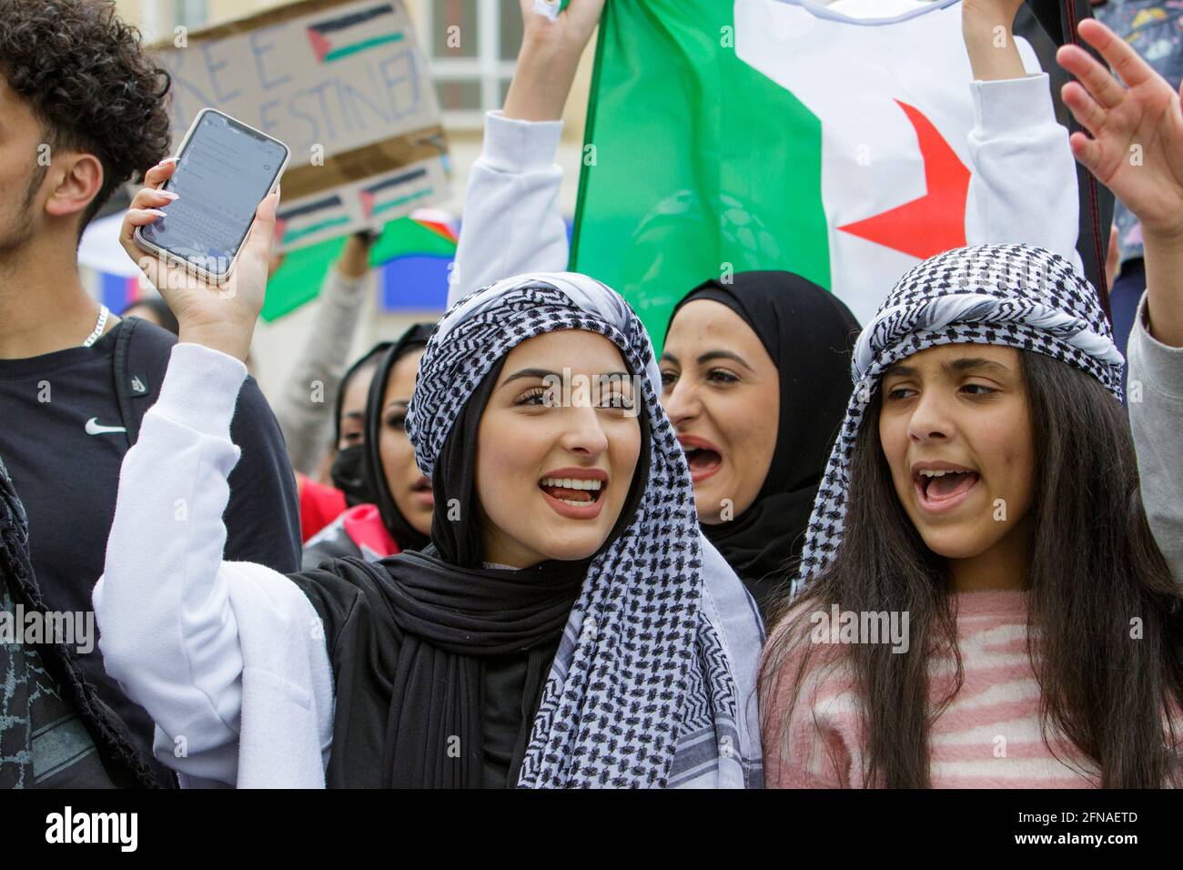 Bristol, Royaume-Uni. 15 mai 2021. Les partisans pro-palestiniens sont photographiés alors qu'ils défilent à Bristol dans une marche de protestation pour montrer leur solidarité avec le peuple palestinien. La marche de protestation et le rassemblement ont été organisés pour permettre aux gens de manifester leur soutien et leur solidarité avec le peuple palestinien après 73 ans de Nakba et pour protester contre les récentes actions d'Israël à Gaza. Credit: Lynchpics/Alamy Live News Banque D'Images