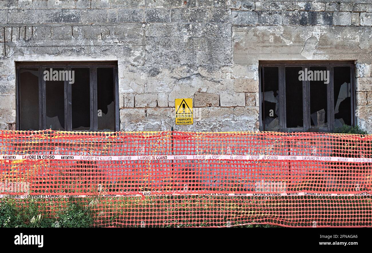 maison non sécurisée clôturée avec filet de chantier Banque D'Images