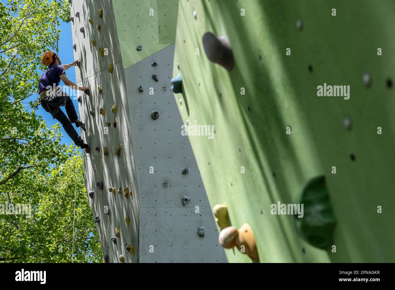 Homme grimpant, sur un mur d'escalade artificiel pour l'escalade en plein air, Parc Olimpic del Segre, Parc olympique de Segre, la Seu d'Urgell, Lleida, Catalogne, Espagne Banque D'Images