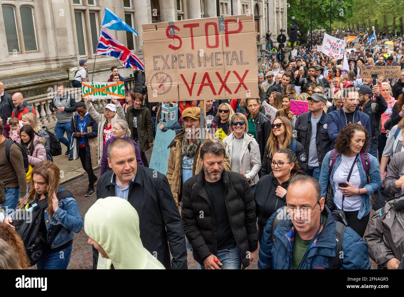 15 mai 2021. Londres, Royaume-Uni. Photo de Ray Tang. Des manifestants anti-vaccination et anti-verrouillage participent à une manifestation organisée devant le bâtiment de la BBC Broadcasting House. Il y a plus d'un an que le Royaume-Uni a été verrouillé en raison de l'augmentation du nombre de cas Covid-19. Banque D'Images