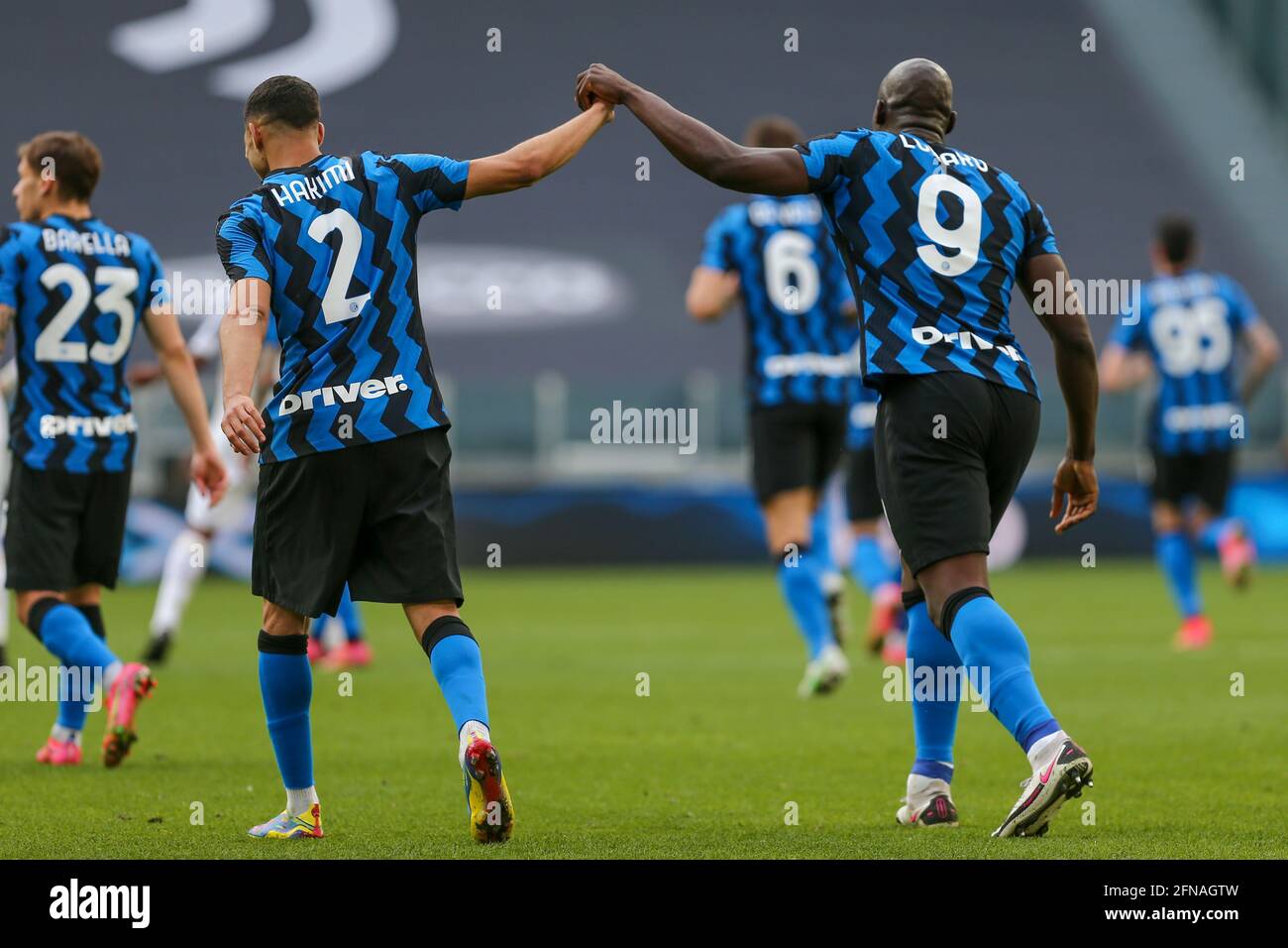 Romelu Lukaku du FC Internazionale fête avec le score Achraf Hakimi Pendant le match entre Juventus FC et FC Internazionale at Stade Allianz Banque D'Images