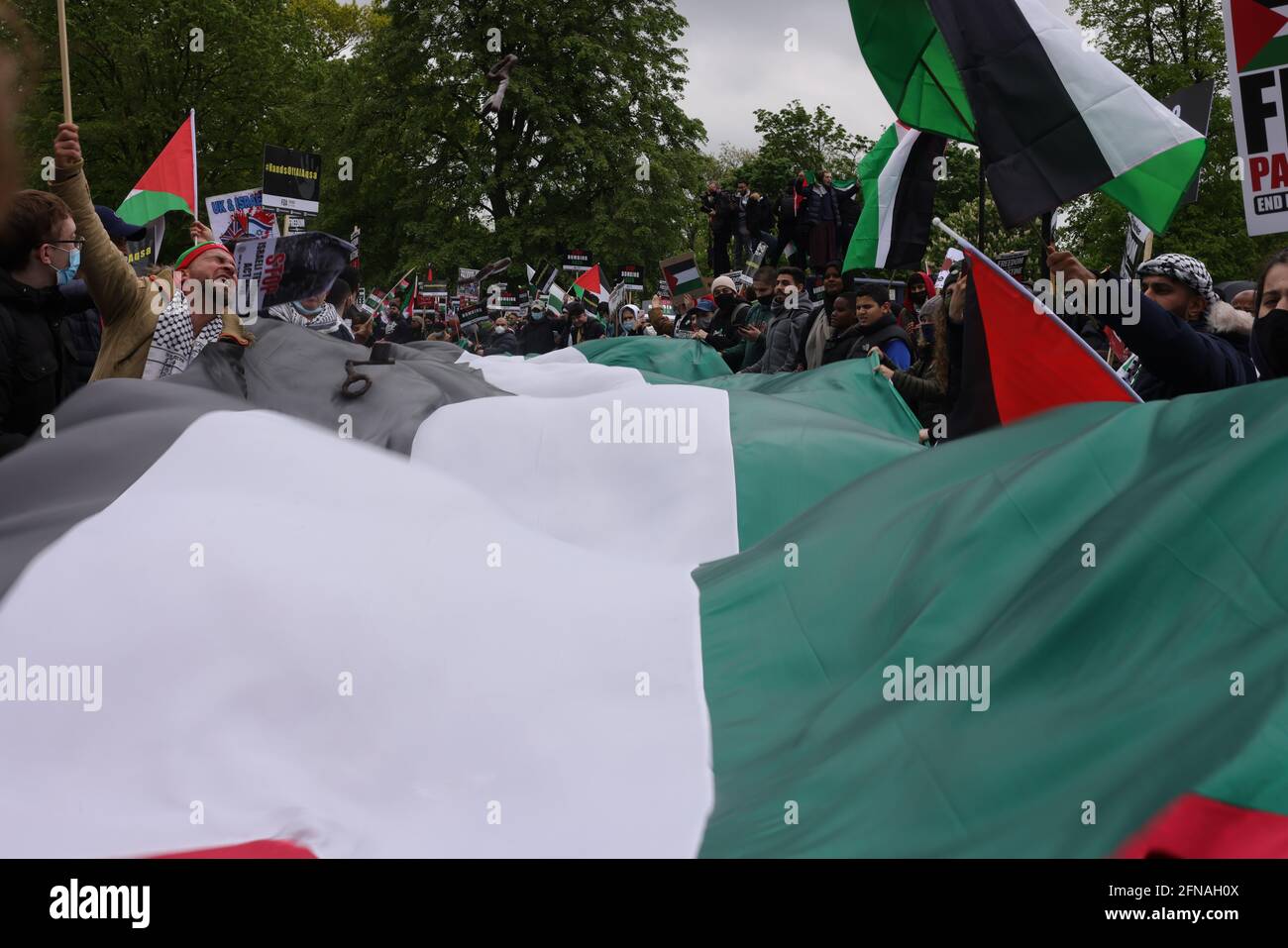 Londres, Royaume-Uni. 15 mai 2021. Des manifestants prenant part à une manifestation anti-israélienne à Londres, portant un grand drapeau dans la rue. Credit: Joe Kuis /Alamy News Banque D'Images