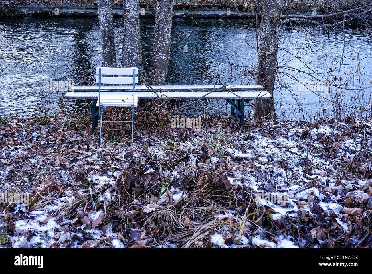 Chaise blanche et table blanche sur les rives de la Würm. Banque D'Images