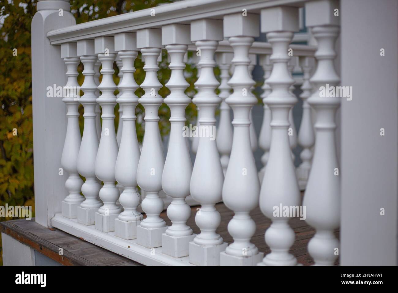 Élément architectural du balster. Clôture sur la véranda. Parquet élégant. Bois transformé en cylindre. Une série de répétition maison deta Banque D'Images